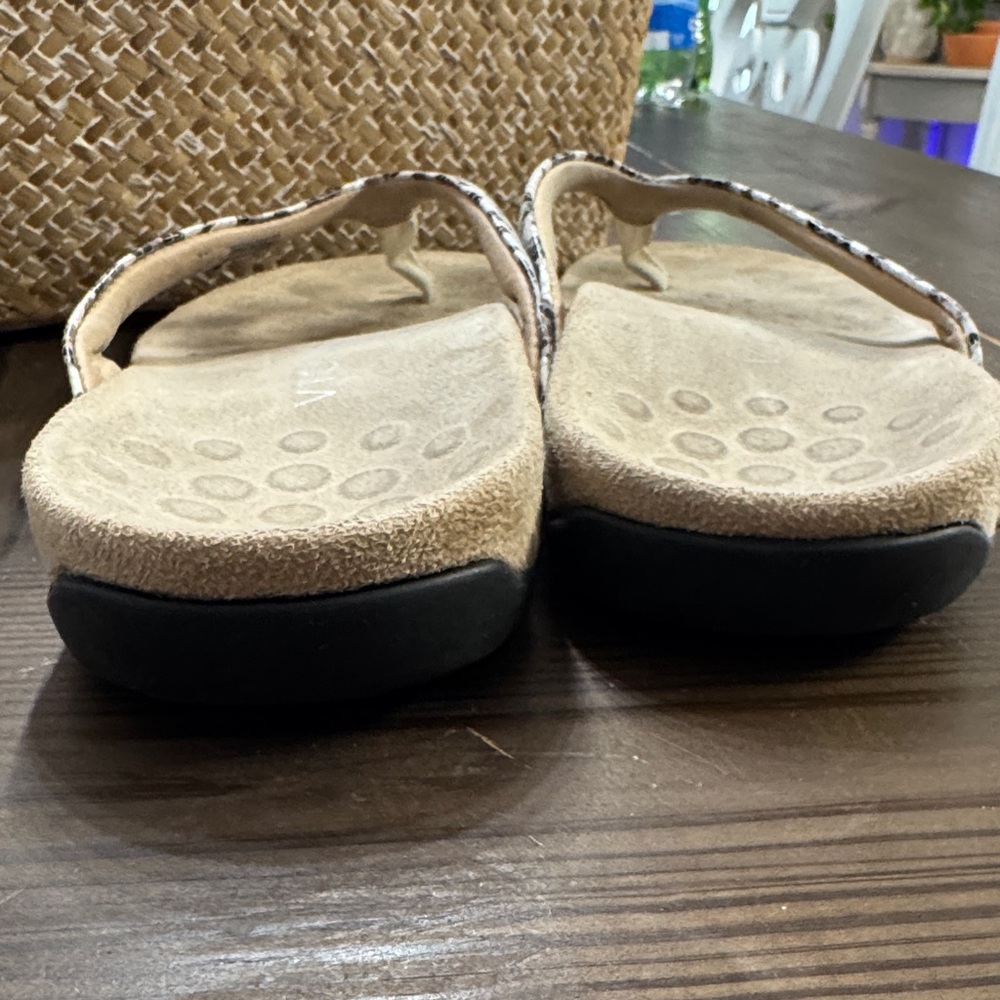 Vionic Women's leopard print  Sandals - Picture 7 of 7